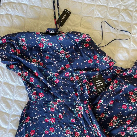 Express floral halter maxi dress - Picture 5 of 10